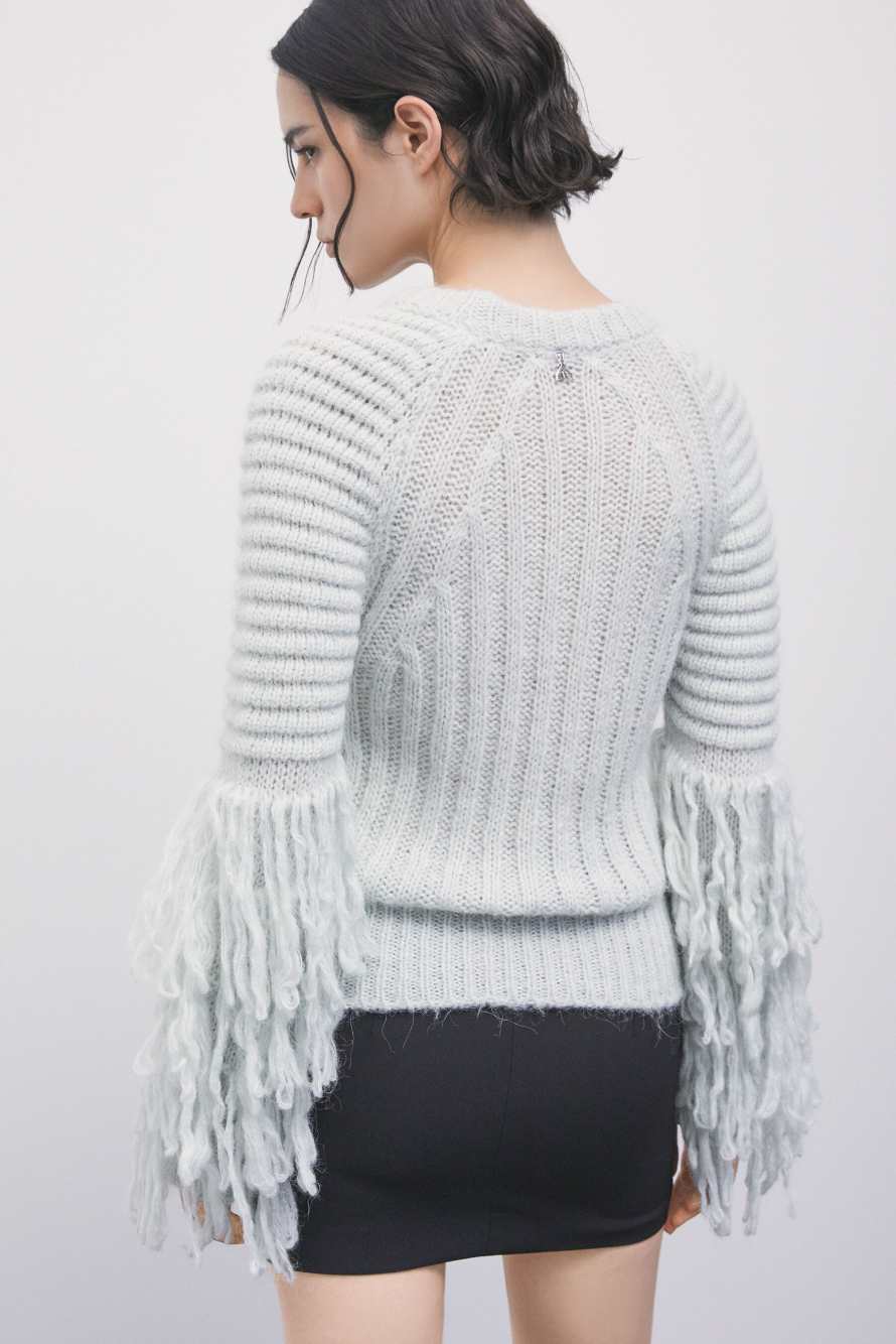 Su&eacute;ter con flecos, Gris