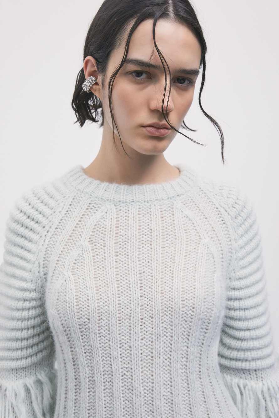 Su&eacute;ter con flecos, Gris