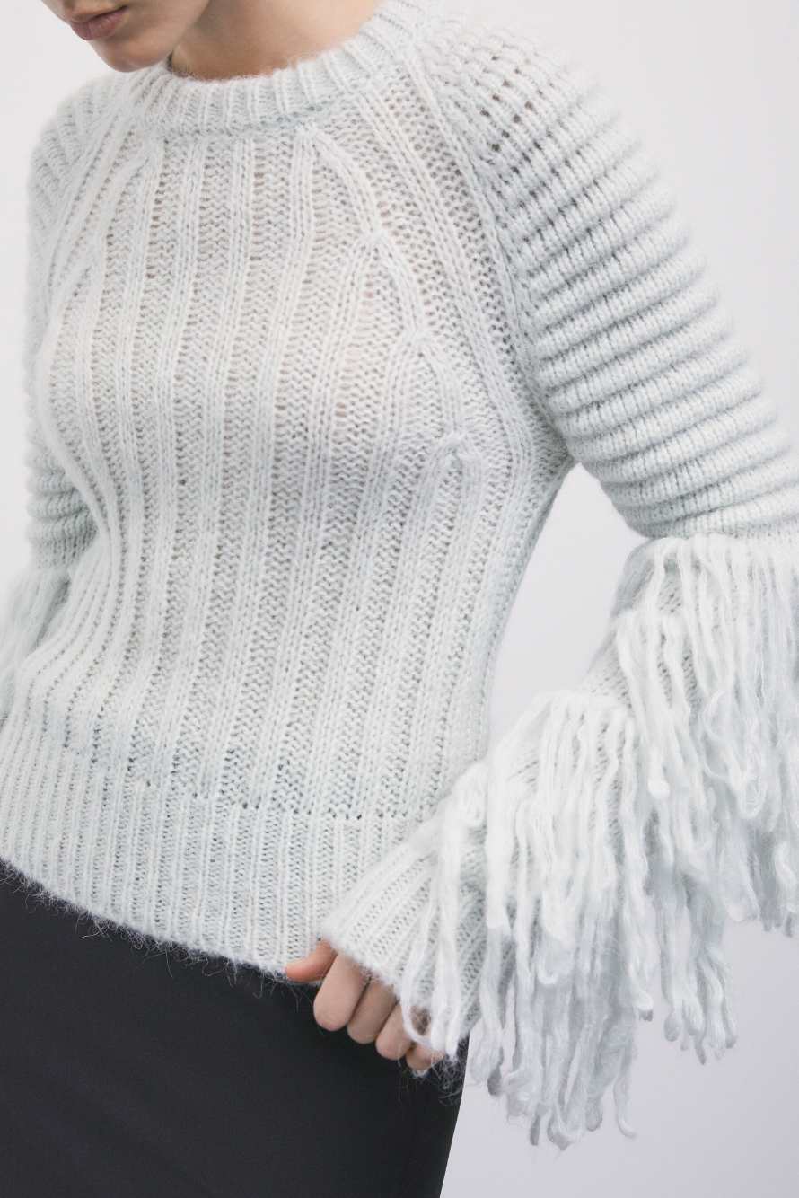 Su&eacute;ter con flecos, Gris