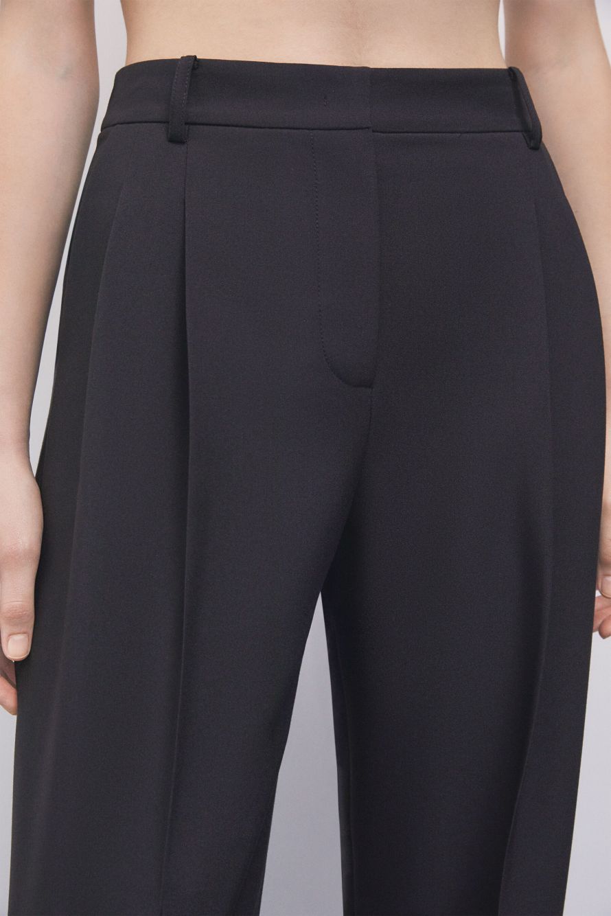 Pantal&oacute;n fluido de gabardina, Negro